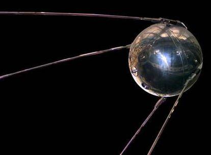 El <i>Sputnik 1</i> era una esfera de una aleación de aluminio de 58 centímetros de diámetro y con cuatro antenas.