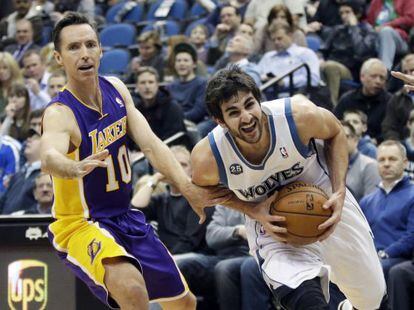 Steve Nash intenta detener a Ricky Rubio