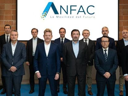 Foto de familia de Anfac, patronal de fabricantes de coches, con su presidente, Wayne Griffiths, y el director general, José López-Tafall, en el centro de la imagen.