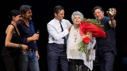 Pilar Bardem y sus tres hijos, más el actor Asier Etxeandia, en el homenaje que recibió la actriz en 2017.