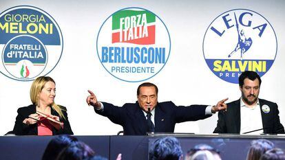 El líder de Forza Italia, Silvio Berlusconi, junto a Giorgia Meloni de Fratelli d´Italia y Matteo Salvini de La Liga Norte, durante un mitin en Roma el pasado 1 de marzo.