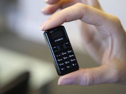 El móvil más pequeño del mundo pesa 14 gramos y es poco más grande que una  moneda