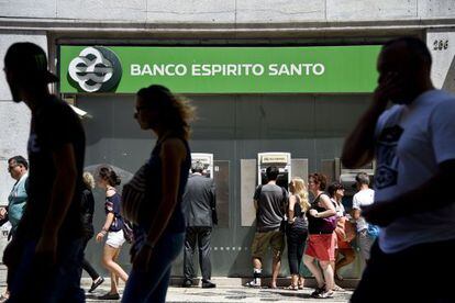 Un cajero del banco Esp&iacute;rito Santo en Lisboa