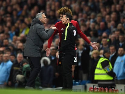 Mourinho protesta la expulsi&oacute;n de Fellaini durante el derbi ante el City.