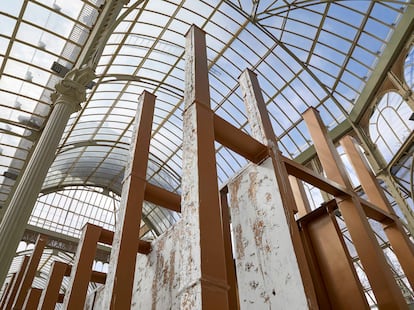 La instalación de Carlos Bunga en el Palacio de Cristal, en el Retiro madrileño.