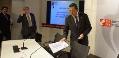 José Luis Bilbao, antes del inicio de su rueda de prensa en la sede de la Diputación.