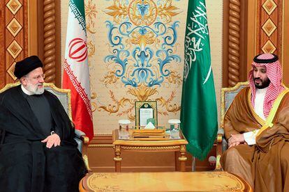 El príncipe heredero y primer ministro de Arabia Saudí, Mohamed bin Salmán, recibe al presidente iraní, Ebrahim Raisi, en Riad. 