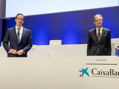 El presidente de CaixaBank, Jordi Gual (a la derecha), y el consejero delegado, Gonzalo Gortázar, durante la junta de accionistas del banco, este jueves.