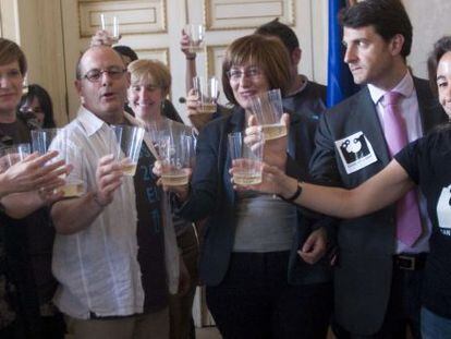 Los concejales de San Sebasti&aacute;n, el d&iacute;a que fue designada Capital Europea de la Cultura. 