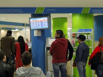 Personas haciendo cola en una oficina del SOC.