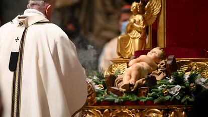 El Papa Francisco celebra la misa navideña en el Vaticano, este jueves.