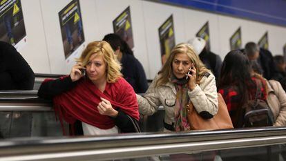 Usuarias de móvil, en el metro de Madrid.