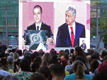 Un grupo de personas sigue el debate de los candidatos presidenciales mexicanos, este domingo en Guadalajara.