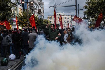 La polic&iacute;a turca utiliza gases lacrim&oacute;genos para dispersar una protesta en defensa del laicismo este mi&eacute;rcoles en el distrito de Kadik&ouml;y de Estambul.