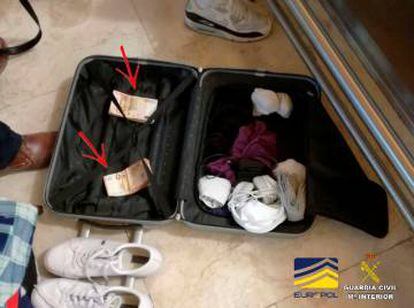 Dinero intervenido por la Guardia Civil en la maleta de uno de los detenidos