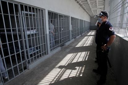 Custodios toman lista en la prisión de Apodaca, a las afueras de Monterrey (Nuevo León), en 2020.