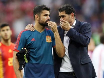 Hierro habla con Costa tras la tanda de penaltis. CARL RECINE REUTERS