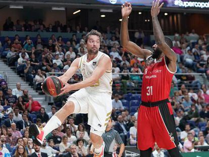 Llull busca el pase ante Eyenga