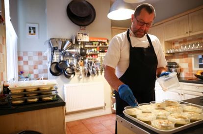 El chef británico Chris Edwards prepara almuerzos para las personas sin hogar que acuden a su cocina comunitaria en Tooting, Londres, en noviembre de 2020.