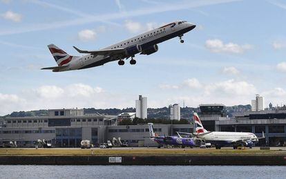 Un avi&oacute;n de la compa&ntilde;&iacute;a British Airways despega del London City Airport. 