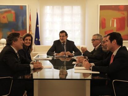 Reunión en Moncloa del Gobierno y los agentes sociales. De izda. a dcha. Juan Rosell, de CEOE; Fátima Bañez, ministra de Trabajo; Mariano Rajoy, presidente de Gobierno; Ignacio Fernández Toxo, de CC.OO.; Cándido Méndez, de UGT; y Antonio Garamendi, de Cepyme.