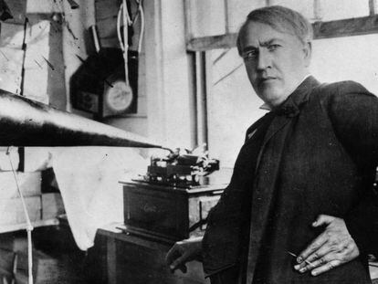 Thomas Edison, con un fon&oacute;grafo.