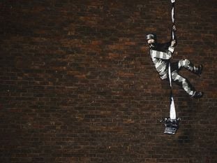 El mural de Banksy que apareció esta semana en un muro de la antigua prisión de Reading, Inglaterra. En el vídeo, la grabación del artista durante su elaboración.