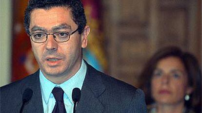 El alcalde Alberto Ruiz-Gallardón comparece para declarar tres días de luto oficial. Detrás, la concejal Ana Botella.
