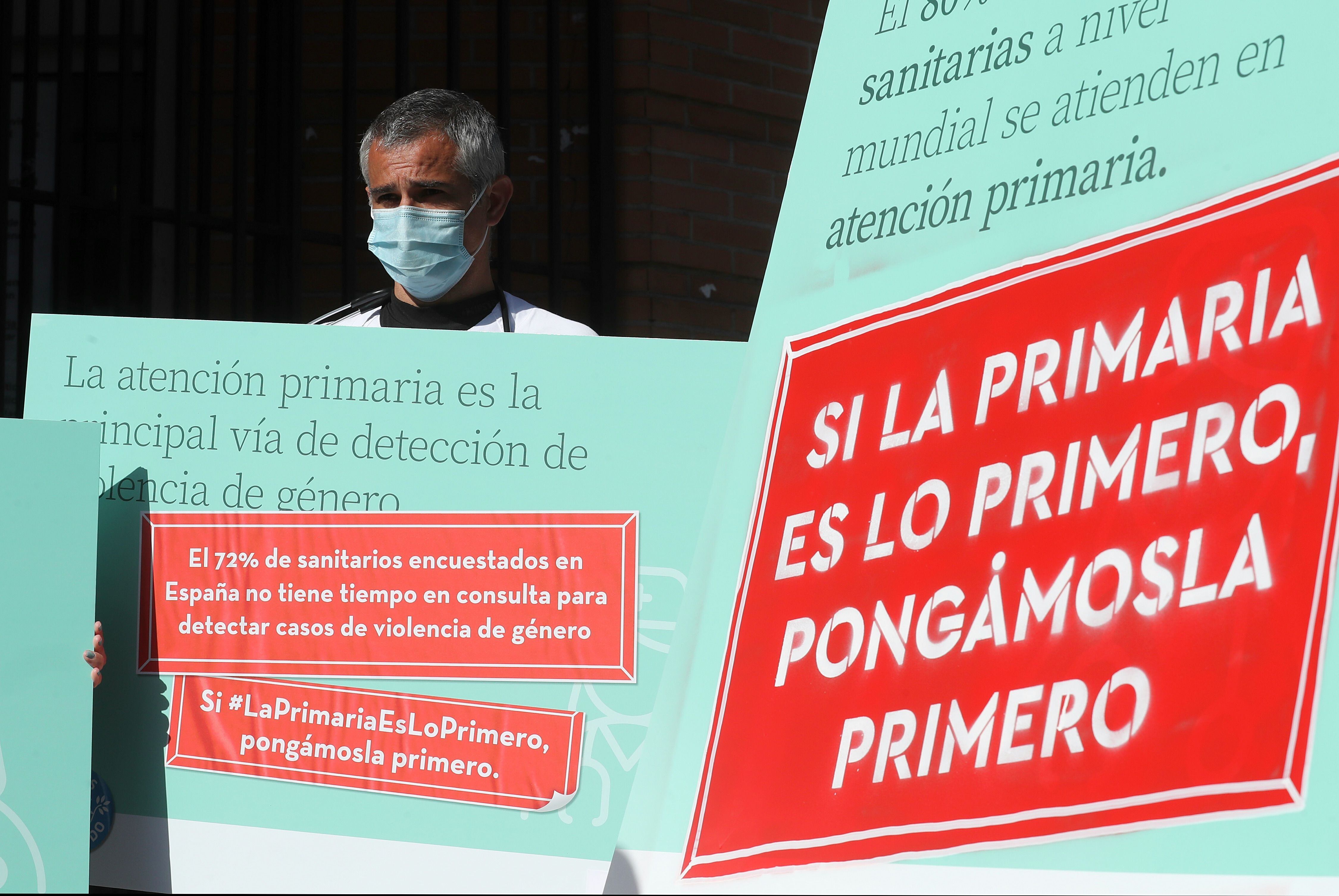 Médicos y trabajadores sanitarios se concentran a la entrada del Centro de Salud Daroca, en Madrid, para protestar por la situacion de la atencion primaria durante la pandemia de coronavirus durante el Día Mundial de la Salud, en abril de 2021.