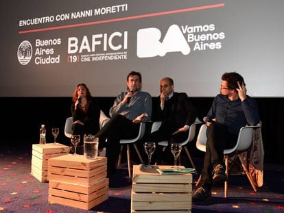 Nanni Moretti, el segundo por la izquierda, en una charla p&uacute;blica en el Bafici.