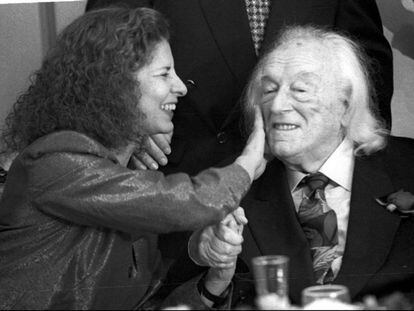 Alborch con Alberti en la celebración de su 93 cumpleaños en El Puerto de Santa María (Cádiz), el 17 de diciembre de 1995.