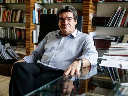 El ministro de Inclusión, Seguridad Social y Migraciones, José Luis Escrivá, en su despacho.