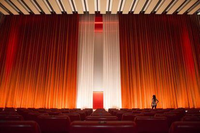 Telón medio cerrado en el último día de proyecciones en el barcelonés cine Urgell, el pasado mes de mayo.