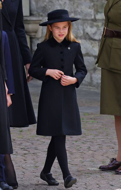 La princesa Carlota, que luce un broche en forma de herradura, sale de la abadía de Westminster tras el funeral de Estado por Isabel II. 