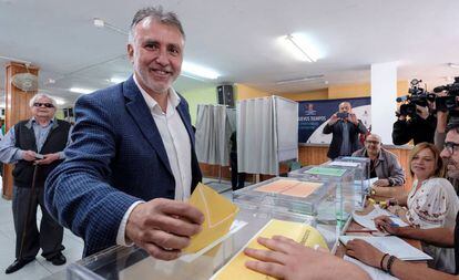 El secretario general del PSOE en Canarias y candidato a la Presidencia del Gobierno de Canarias, Ángel Víctor Torres, este domingo en un colegio electoral de Arucas (Gran Canaria).