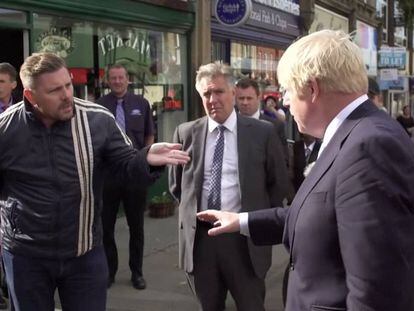 Momento en el que el ciudadano habla con el primer ministro británico, Boris Johnson.
