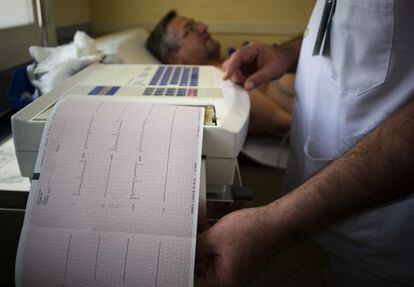 Realizacioón de un electrocardiograma a un paciente, en el hospital Virgen del Valme de Sevilla.