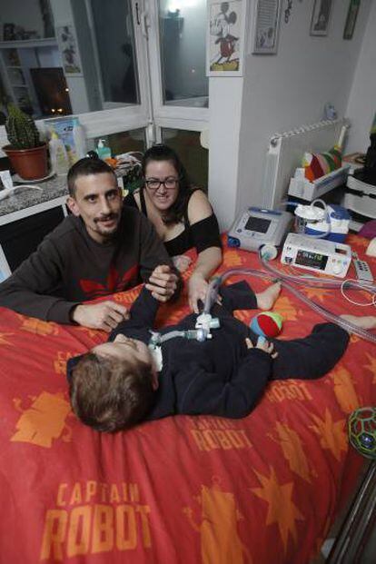 David y Verónica junto a su hijo Aarón en su domicilio de Vallecas.