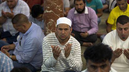 Creyentes musulmanes rezan por las víctimas de los atentados.