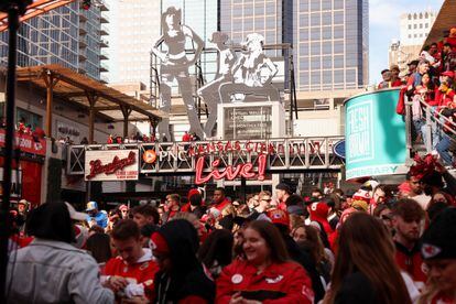 Fanáticos de los Chiefs celebran antes del inicio en Kansas City, Missouri, EE.UU.