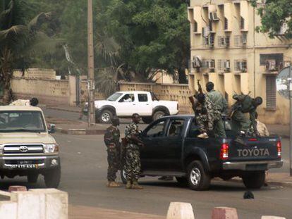 Un grupo de soldados en las calles de Bamako, en marzo pasado.