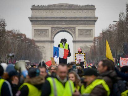 Protesta de los 'chalecos amarillos' ante el Arco del Triunfo en los Campos Elíseos de París, el pasado día 5.
