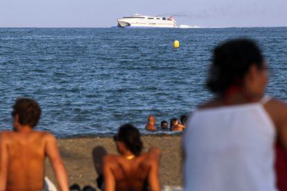 El <i>ferry</i> que une Málaga con Melilla, a su paso por la playa de la Misericordia, la pasada semana en Málaga.