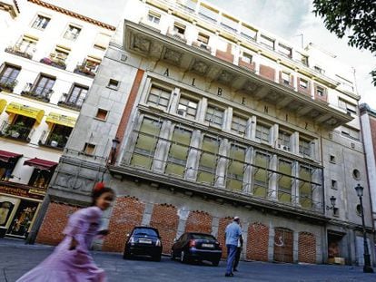 La fachada del teatro Albéniz, con las puertas tapiadas, en mayo de 2014.