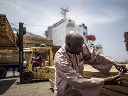 Control de planchas de madera antes de ser embarcadas en el puerto de Dakar (Senegal).