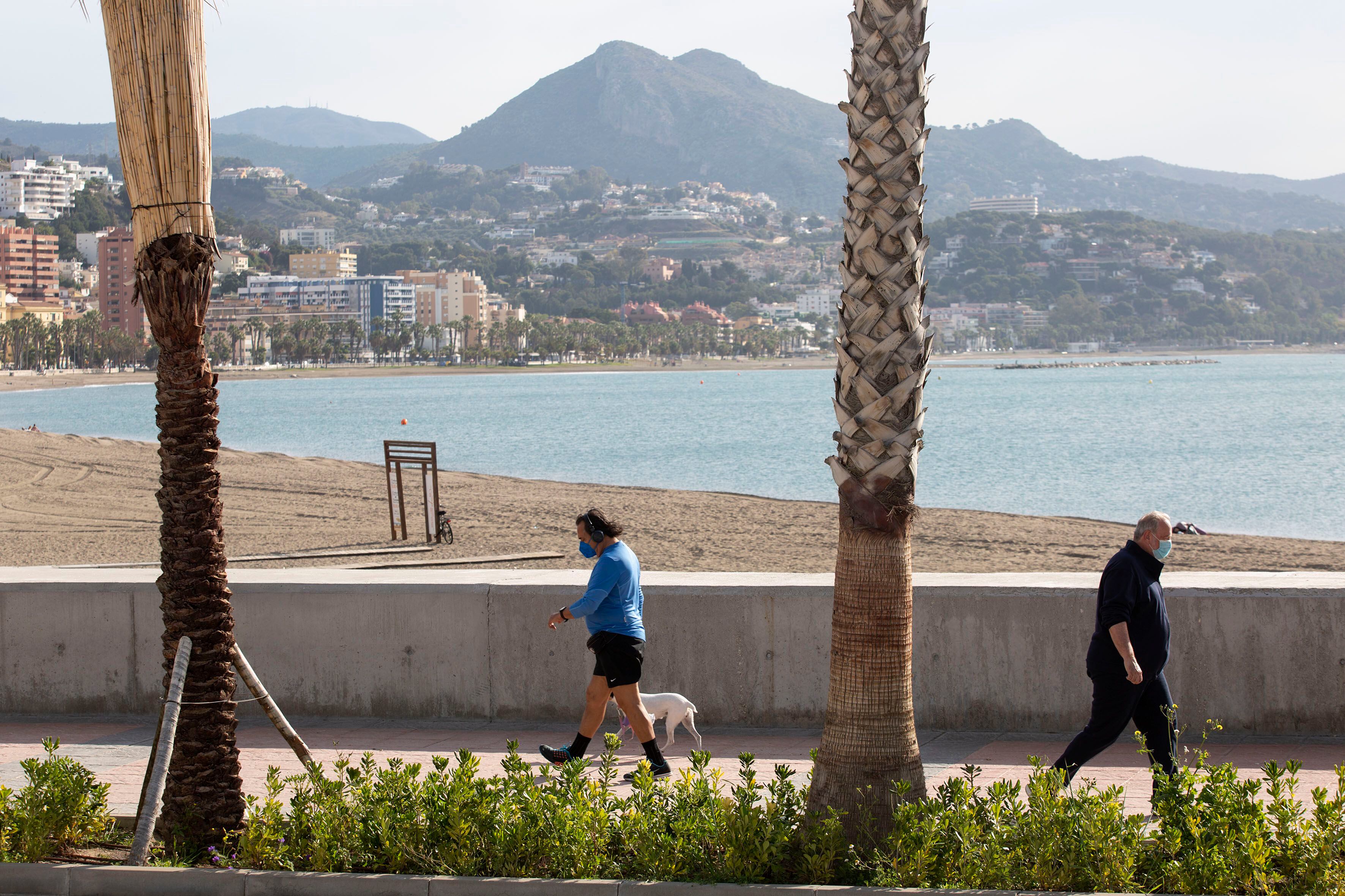 Dos personas pasean por el paseo marítimo de Málaga, este miércoles.