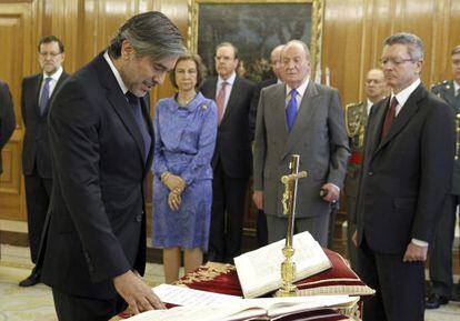 Enrique López toma posesión de su cargo de magistrado del Constitucional ante los Reyes de España, Alberto Ruiz-Gallardón y Mariano Rajoy.