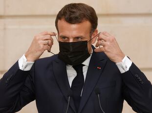 El presidente francés, Emmanuel Macron, se ajusta la mascarilla antes de una conferencia con el presidente israelí, Reuven Rivlin, en el Palacio del Elíseo este jueves.