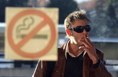 Un hombre fuma durante el D&iacute;a Mundial Sin Tabaco en 2010.