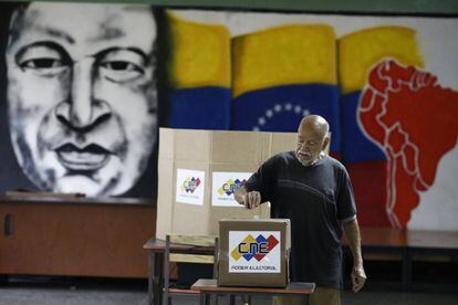 Un hombre deposita su papeleta en un colegio electoral de Caracas, el 20 de mayo de 2018.